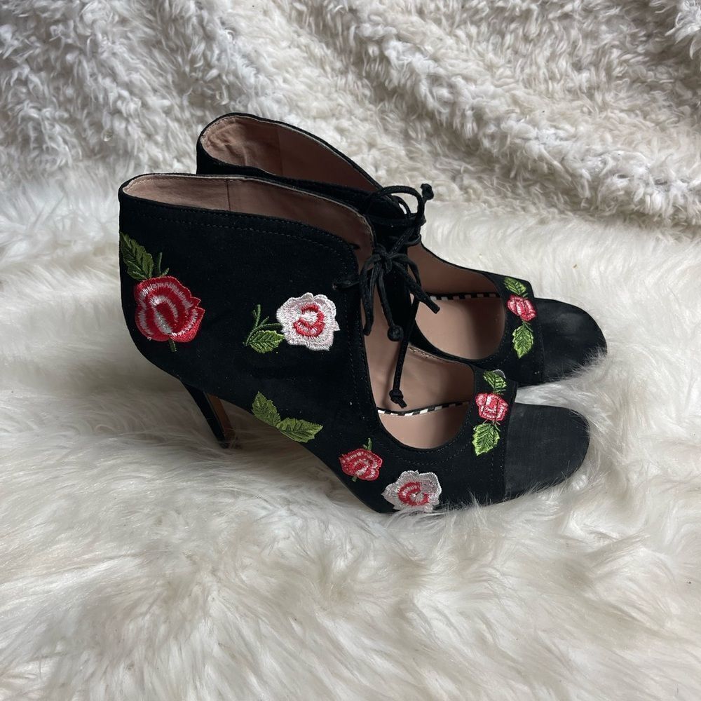 Betsey Johnson synthetic suede black lace up heels with embroidery floral SZ8.5
